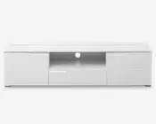 Et moderne, lavt tv-bord i hvid højglans. Møblet har tre rummelige skuffer nederst, to lukkede rum i hver side og en åben hylde i midten med et rundt hul til kabelgennemføring bagtil. Designet er minimalistisk med grebsfri fronter og rene linjer.