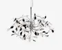 Moderne loftlampe med blank kromfinish, der har flere buede metalarme arrangeret i et grenlignende mønster. Armene er pyntet med dekorative sorte og hvide bladformede detaljer, og flere små synlige pærer er fordelt rundt i designet for at give omgivende belysning.