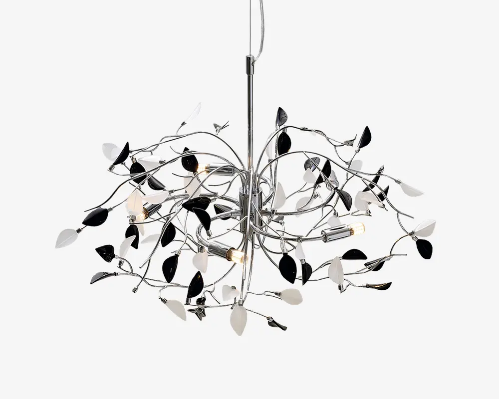 Moderne loftlampe med blank kromfinish, der har flere buede metalarme arrangeret i et grenlignende mønster. Armene er pyntet med dekorative sorte og hvide bladformede detaljer, og flere små synlige pærer er fordelt rundt i designet for at give omgivende belysning.