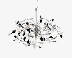 Moderne loftlampe med blank kromfinish, der har flere buede metalarme arrangeret i et grenlignende mønster. Armene er pyntet med dekorative sorte og hvide bladformede detaljer, og flere små synlige pærer er fordelt rundt i designet for at give omgivende belysning.