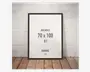 Rektangulær billedramme med en tynd, mørk kant, måler 70 x 100 cm. Rammen har et moderne, minimalistisk design og står op ad en lys, tekstureret væg på et trægulv. Rammen er velegnet til store plakater eller kunstværker.