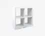 En hvid reol med rektangulær form, der har fire lige store kvadratiske rum arrangeret i et 2x2 gitter. Hylderne har en glat, moderne overflade og åbne bagstykker, hvilket gør dem velegnede til at udstille eller opbevare genstande. Designet er minimalistisk og alsidigt, så det passer ind i mange forskellige rum.