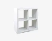 En hvid reol med rektangulær form, der har fire lige store kvadratiske rum arrangeret i et 2x2 gitter. Hylderne har en glat, moderne overflade og åbne bagstykker, hvilket gør dem velegnede til at udstille eller opbevare genstande. Designet er minimalistisk og alsidigt, så det passer ind i mange forskellige rum.