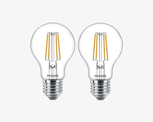 Sæt med to klare glødepærer med synlige gule LED-filamenter, der er placeret lodret indeni. Hver pære har en standard skruefatning og Philips-logoet trykt nær bunden. Pærerne har en klassisk rund form og et moderne, energieffektivt design.