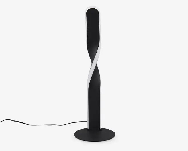 Høj, moderne lampe med sort mat finish og et unikt snoet design. Lampen har en sammenhængende LED-lysbånd, der snor sig rundt om den centrale søjle og giver et elegant og nutidigt udtryk. Den står på en rund, flad fod for stabilitet og har en synlig ledning, der går ud fra bunden.