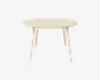 Et rundt bord med en lys træfinish, glat overflade og fire let skrå, tilspidsede ben. Bordet har et minimalistisk, skandinavisk-inspireret design med rene linjer og synlig træstruktur på overfladen.