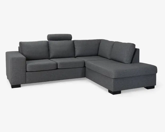 Grå L-formet hjørnesofa med chaiselong på højre side, kantede armlæn, tykke sæde- og ryghynder samt lave mørke ben.