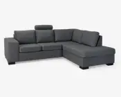 Grå L-formet hjørnesofa med chaiselong på højre side, kantede armlæn, tykke sæde- og ryghynder samt lave mørke ben.
