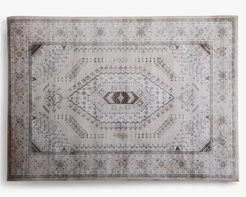 Rektangulært tæppe med et centralt diamantformet mønster og indviklede geometriske detaljer i nuancer af beige, brun og lysegrå. Kanten er dekoreret med små blomster- og abstrakte motiver, og hjørnerne har detaljerede trekantede accenter. Tæppet har et vintage-inspireret udtryk med en let slidt finish, der giver et blødt og afdæmpet udseende.