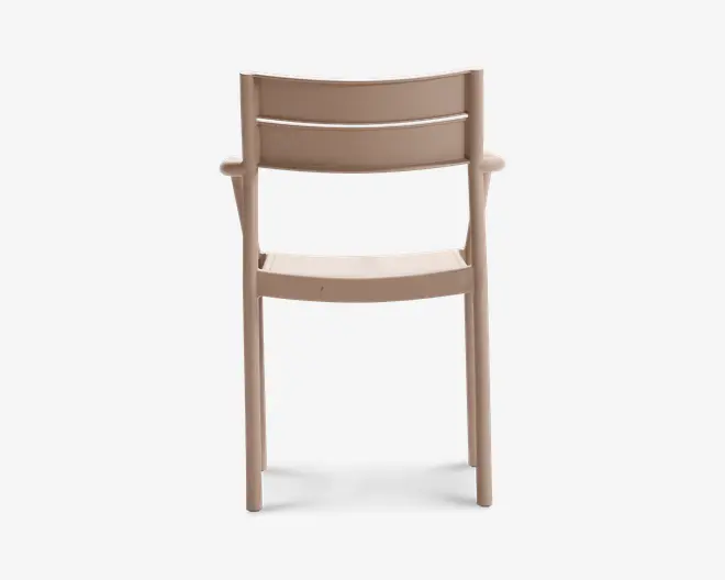 En minimalistisk stol med en glat, mat beige overflade. Ryglænet har to vandrette lameller for støtte, og sædet er let buet for komfort. Stolen har lige ben og integrerede armlæn, hvilket giver et moderne og funktionelt udtryk.