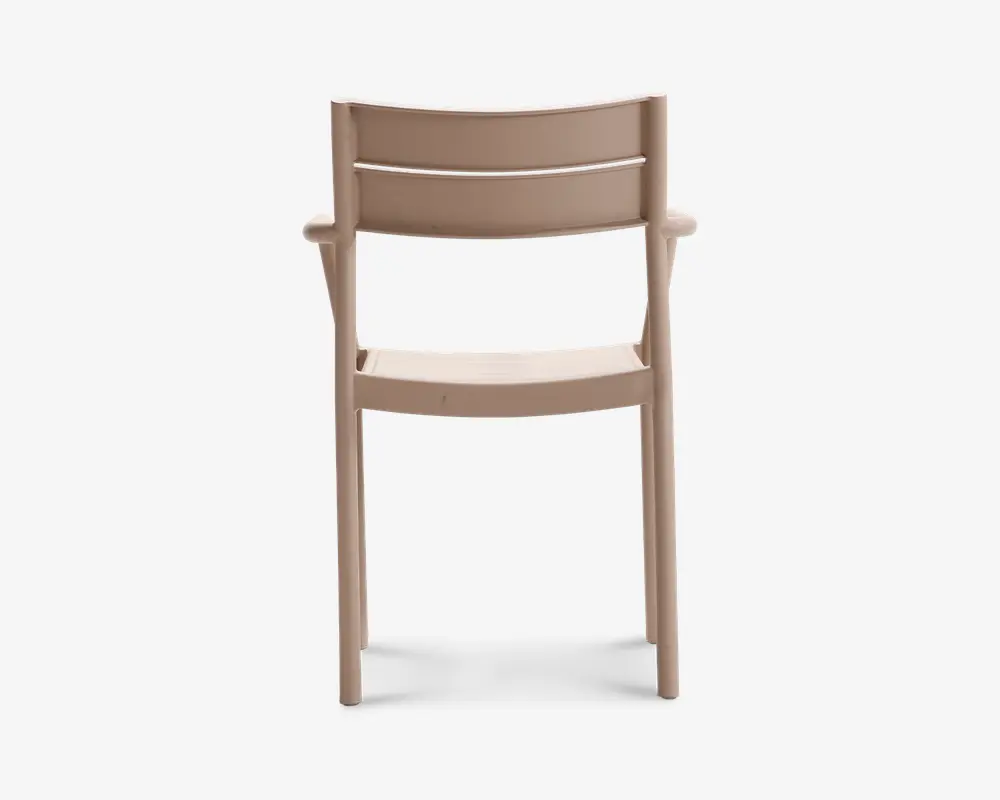 En minimalistisk stol med en glat, mat beige overflade. Ryglænet har to vandrette lameller for støtte, og sædet er let buet for komfort. Stolen har lige ben og integrerede armlæn, hvilket giver et moderne og funktionelt udtryk.