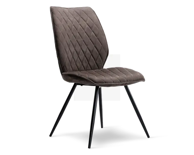 Stol med polstret sæde og ryglæn betrukket med et blødt, brunt stof med diamantformet quiltet mønster. Ryglænet er let vinklet for ergonomisk støtte. Stolen står på fire slanke, sorte metalben, der er skråt udad for stabilitet og et moderne udtryk.