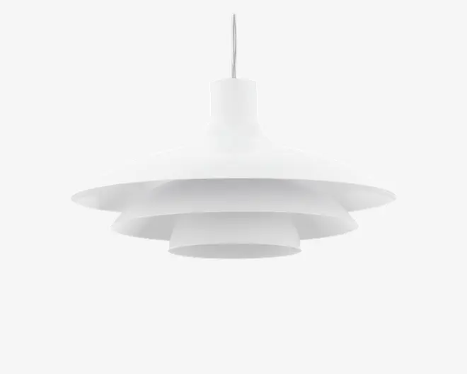 En moderne pendellampe med mat hvid finish, der har et lagdelt, trinvist design med tre brede, cirkulære skærme, som gradvist bliver mindre mod bunden. Lampen hænger fra en central stang og har et glat, minimalistisk udseende, der passer godt til moderne indretning.