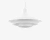 En moderne pendellampe med mat hvid finish, der har et lagdelt, trinvist design med tre brede, cirkulære skærme, som gradvist bliver mindre mod bunden. Lampen hænger fra en central stang og har et glat, minimalistisk udseende, der passer godt til moderne indretning.