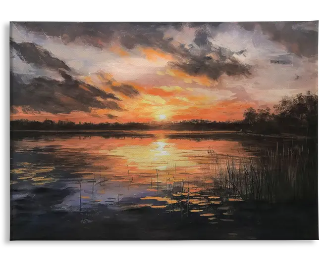 Et maleri, der viser en rolig søscene ved solnedgang. Himlen er fyldt med dramatiske skyer, oplyst af varme orange, gule og lyserøde nuancer fra den nedgående sol. Sollyset spejler sig smukt i det stille vand og skaber en spejllignende effekt. Silhuetter af fjerne træer ses langs horisonten, og højt græs er synligt i forgrunden ved vandkanten.