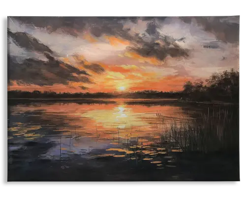 Et maleri, der viser en rolig søscene ved solnedgang. Himlen er fyldt med dramatiske skyer, oplyst af varme orange, gule og lyserøde nuancer fra den nedgående sol. Sollyset spejler sig smukt i det stille vand og skaber en spejllignende effekt. Silhuetter af fjerne træer ses langs horisonten, og højt græs er synligt i forgrunden ved vandkanten.