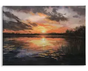 Et maleri, der viser en rolig søscene ved solnedgang. Himlen er fyldt med dramatiske skyer, oplyst af varme orange, gule og lyserøde nuancer fra den nedgående sol. Sollyset spejler sig smukt i det stille vand og skaber en spejllignende effekt. Silhuetter af fjerne træer ses langs horisonten, og højt græs er synligt i forgrunden ved vandkanten.