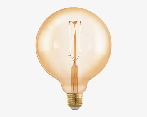 Stor, rund pære med varmt, ravfarvet glas. Pæren har synlige LED-filamenter, der er placeret lodret indeni, hvilket giver et vintage eller dekorativt udseende. Den har en standard skruefatning for nem montering.