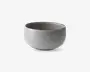 En rund, glat keramikskål med mat lysegrå yderside og en lidt mørkere inderside. Skålen har et minimalistisk design med blødt buede sider og en bred åbning, velegnet til servering af supper, salater eller snacks.