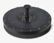 Rund, sort enhed med en flad, segmenteret overflade, der ligner solpaneler, omgivet af jævnt fordelte metalbolte. I midten er der en hævet cylindrisk dyse med flere små huller på toppen, sandsynligvis til vandstråle. Basen er tyk og ser ud til at være lavet af skum eller et lignende materiale for opdrift.