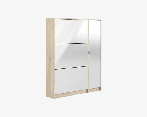 Moderne garderobeskab med lys træramme og to skydedøre. Den ene dør har et spejl i fuld længde, mens den anden har en blank hvid overflade opdelt i tre vandrette paneler. Skabet har et stilrent, minimalistisk design med rene linjer og et diskret håndtag på spejldøren.