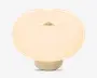 Blank, cremefarvet, rund lampe med en bred kuppelformet skærm, en fordybet åbning i midten og en kort cylindrisk fod.
