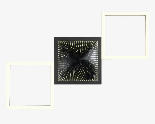 Denne vare har et moderne, geometrisk design med tre sammenkoblede kvadratiske rammer. Den midterste firkant er sort og indeholder en infinity-spejleffekt, skabt af rækker af små LED-lys, der ser ud til at forsvinde uendeligt ind mod midten. De to ydre firkanter er hvide og tomme, hvilket giver en markant kontrast til det oplyste centrum. Det samlede udtryk er moderne og kunstnerisk, velegnet til dekorativ vægmontering.