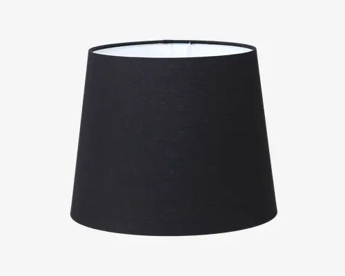 En sort, let konisk lampeskærm med glat stofoverflade og hvid inderside. Topåbningen er mindre end bunden, hvilket giver en fokuseret lysspredning. Designet er minimalistisk og moderne, velegnet til forskellige lampestativer.