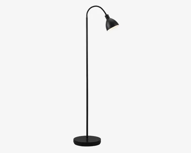 Høj, slank standerlampe med rund, flad fod og buet hals. Lampen har en mat sort finish og en kegleformet skærm, der leder lyset nedad, hvilket gør den velegnet til læsning eller arbejdsbelysning. Designet er minimalistisk og moderne.