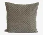 Firkantet pude med en blød, fløjlsagtig overflade og et diskret gentaget geometrisk mønster i nuancer af taupe og beige. Kanterne er pænt afsluttede, og puden ser fyldig og komfortabel ud.