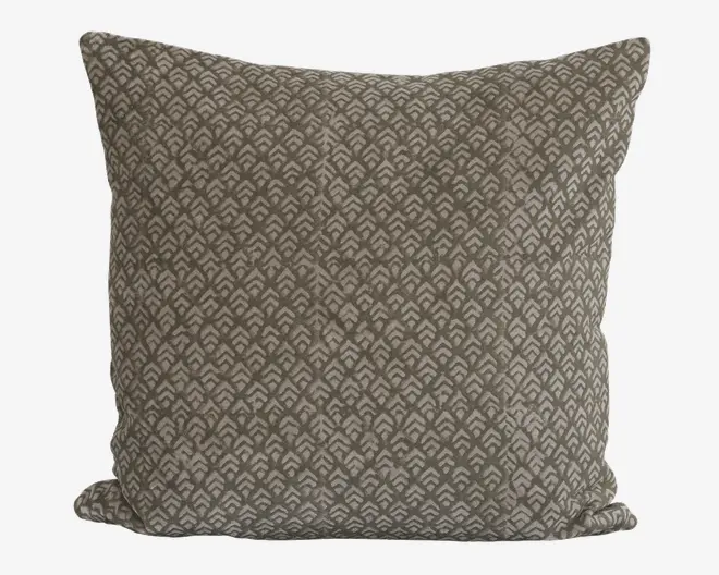 Firkantet pude med en blød, fløjlsagtig overflade og et diskret gentaget geometrisk mønster i nuancer af taupe og beige. Kanterne er pænt afsluttede, og puden ser fyldig og komfortabel ud.