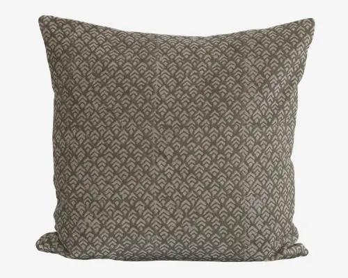 Firkantet pude med en blød, fløjlsagtig overflade og et diskret gentaget geometrisk mønster i nuancer af taupe og beige. Kanterne er pænt afsluttede, og puden ser fyldig og komfortabel ud.