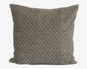 Firkantet pude med en blød, fløjlsagtig overflade og et diskret gentaget geometrisk mønster i nuancer af taupe og beige. Kanterne er pænt afsluttede, og puden ser fyldig og komfortabel ud.