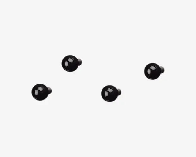 Sæt med fire små, runde, blanke sorte knopper med en glat, buet overflade og en kort cylindrisk base. Overfladen er meget reflekterende og giver et stilrent og moderne udtryk.
