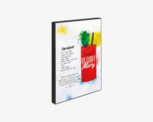 Rektangulært vægbillede med sort ramme, der viser en farverig illustration i akvarelstil af et rødt cocktailglas mærket "Bloody Mary" med sugerør og pynt. Baggrunden har gule, grønne og blå farvesprøjt. Til venstre står en opskrift på Bloody Mary skrevet med håndskrift-lignende tekst, hvor ingredienser og instruktioner er angivet. Designet er moderne og kunstnerisk, velegnet til køkken eller bar.