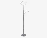 Høj, moderne standerlampe med en slank metalstang og en rund, flad fod. Lampen har to cirkulære LED-lyskilder: en større øverst til generel belysning og en mindre, justerbar halvvejs oppe på stangen til læsning eller opgavebelysning. Lampen har et stilrent, minimalistisk design med kromfinish.