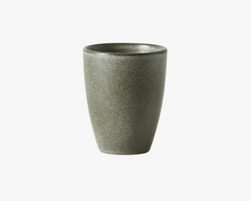 Konisk keramikkop med mat, mørkegrå og let plettet overflade. Overfladen har en let ru tekstur, og kanten er glat og afrundet. Designet er minimalistisk og moderne, velegnet til både varme og kolde drikke.