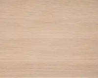 Lys egetræsoverflade med en glat, mat finish og diskrete, naturlige åremønstre, der løber vandret. Farven er en lys beige med lette variationer, hvilket giver et rent og moderne udseende.