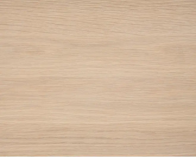 Lys egetræsoverflade med en glat, mat finish og diskrete, naturlige åremønstre, der løber vandret. Farven er en lys beige med lette variationer, hvilket giver et rent og moderne udseende.