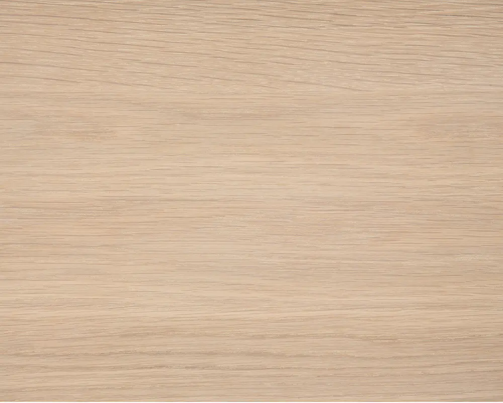 Lys egetræsoverflade med en glat, mat finish og diskrete, naturlige åremønstre, der løber vandret. Farven er en lys beige med lette variationer, hvilket giver et rent og moderne udseende.