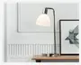 En moderne bordlampe med en blank kromfod og -stang samt en let buet arm. Lampen har en hvid, mat glaslampeskærm, der giver et blødt og diffust lys. Designet er minimalistisk og stilrent, velegnet til moderne indretninger.