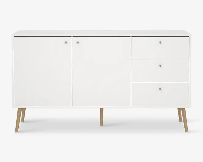 Et moderne skænk med et minimalistisk design og mat hvid finish. Den har to store skabslåger til venstre og tre skuffer til højre, alle med små runde guldfarvede greb. Skænken står på fire skråtstillede træben, hvilket giver den et retro udtryk.