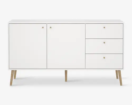 Et moderne skænk med et minimalistisk design og mat hvid finish. Den har to store skabslåger til venstre og tre skuffer til højre, alle med små runde guldfarvede greb. Skænken står på fire skråtstillede træben, hvilket giver den et retro udtryk.