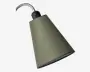 Nærbillede af en lampe med en konisk lampeskærm i grøn tekstil med struktur. Lampen har en fleksibel, sølvfarvet svanehals, der kan justeres, samt en sort plastiktop med en synlig tænd/sluk-knap. Lampeskærmen har et diskret vævet mønster, og designet er moderne og funktionelt.