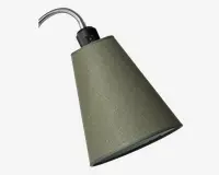 Nærbillede af en lampe med en konisk lampeskærm i grøn tekstil med struktur. Lampen har en fleksibel, sølvfarvet svanehals, der kan justeres, samt en sort plastiktop med en synlig tænd/sluk-knap. Lampeskærmen har et diskret vævet mønster, og designet er moderne og funktionelt.