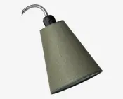 Nærbillede af en lampe med en konisk lampeskærm i grøn tekstil med struktur. Lampen har en fleksibel, sølvfarvet svanehals, der kan justeres, samt en sort plastiktop med en synlig tænd/sluk-knap. Lampeskærmen har et diskret vævet mønster, og designet er moderne og funktionelt.
