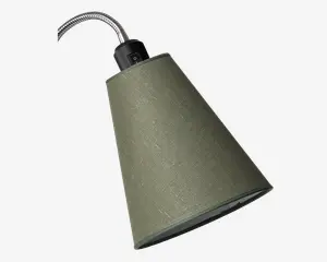 Nærbillede af en lampe med en konisk lampeskærm i grøn tekstil med struktur. Lampen har en fleksibel, sølvfarvet svanehals, der kan justeres, samt en sort plastiktop med en synlig tænd/sluk-knap. Lampeskærmen har et diskret vævet mønster, og designet er moderne og funktionelt.