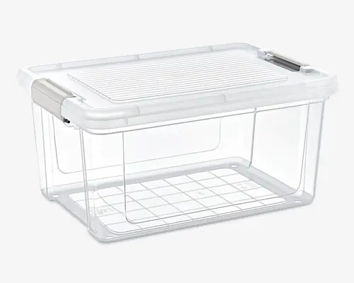 Gennemsigtig plastikopbevaringsboks med rektangulær form, udstyret med et sikkert låg, der klikkes fast og har rillet overflade for bedre greb. Boksen har forstærkede hjørner og sidehåndtag for nem transport. Det gennemsigtige design gør det let at se indholdet, og bunden har et gittermønster for ekstra styrke og stabilitet.