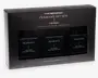 Elegant sort gaveæske med tre firkantede glasflasker, hver mærket "Oud Wood Home Reed Diffuser." Emballagen har guld- og hvid tekst, der fremhæver det som et duft-gavesæt. Hver flaske indeholder 30 ml (1,02 fl. oz) produkt. Æsken har et klart vindue, der viser flaskerne indeni, og det samlede design er stilrent og moderne, velegnet som gave.