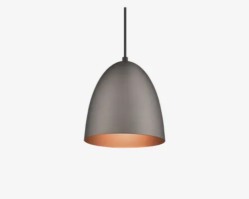 Mat sort pendellampe med en glat, kuppelformet metalskærm. Lampens inderside har en varm kobberfarvet finish, som giver en flot kontrast. Lampen hænger i en lige, sort ledning og har et moderne og minimalistisk udtryk.